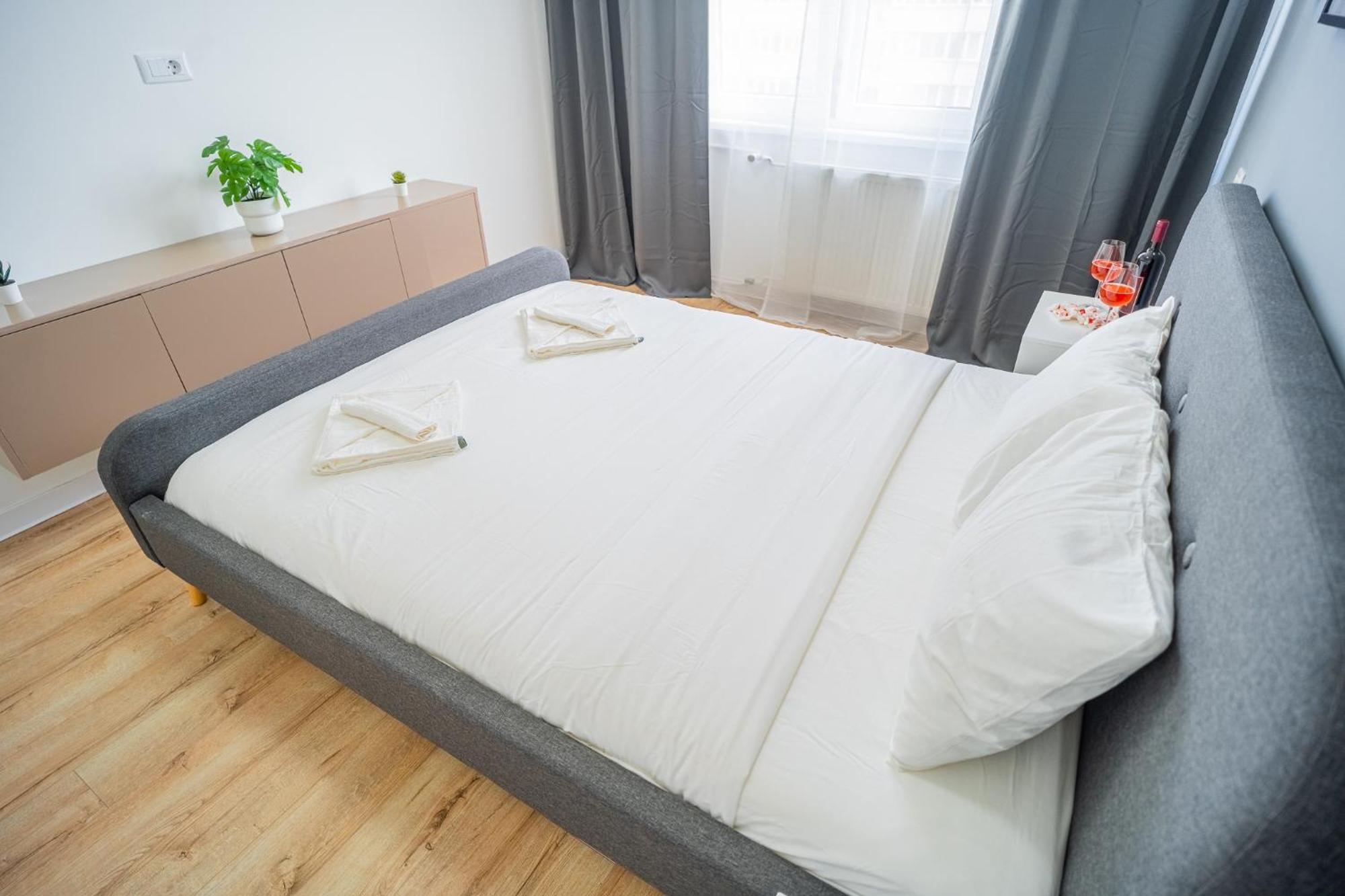 Spacious Newly Renovated 2Br Apartments With Balcony Bucareste Exterior foto